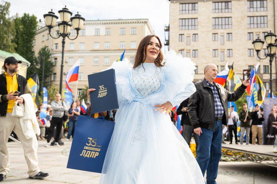 День Государственного флага РФ: Символ силы и единства! День Государственного флага РФ: Символ силы и единства!