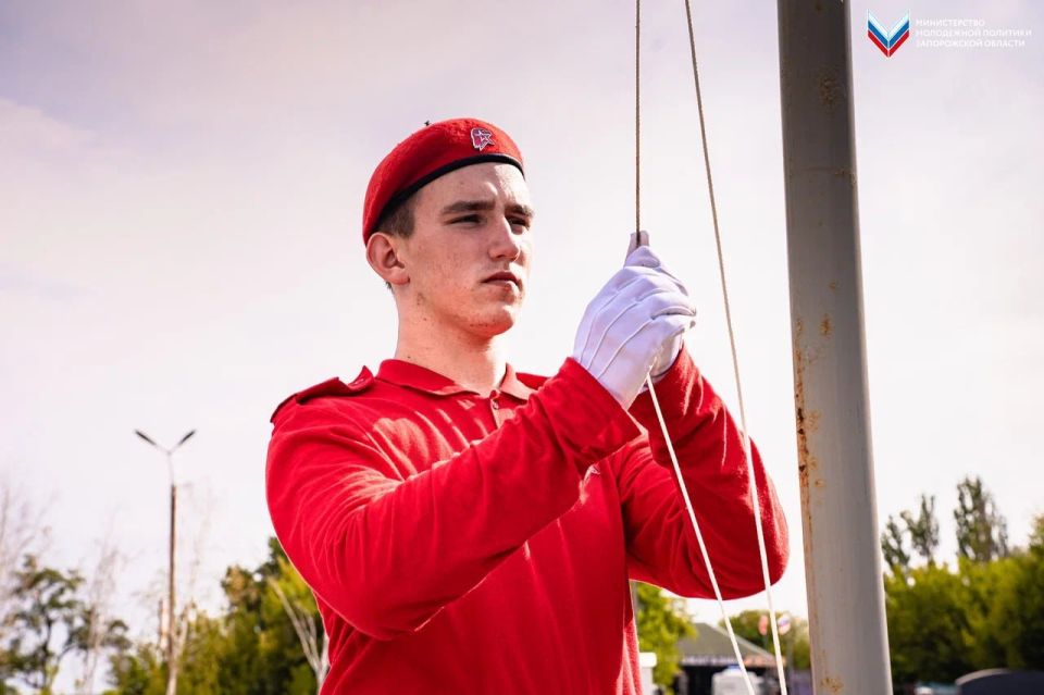 В Мелитополе состоялось торжественное поднятие флага Российской Федерации! В Мелитополе состоялось торжественное поднятие флага Российской Федерации!