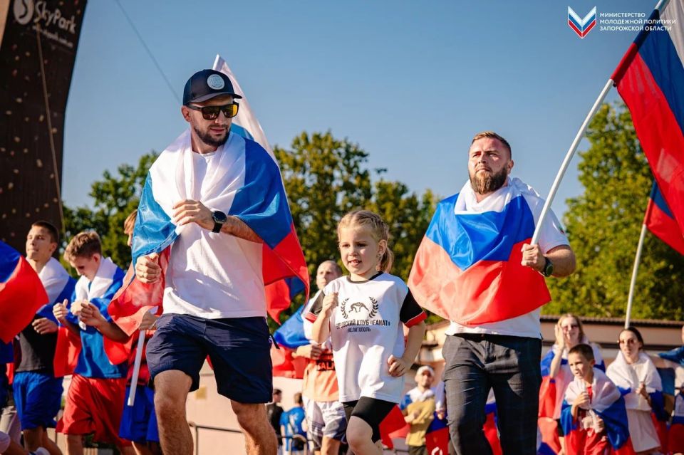 В Мелитополе состоялся патриотический забег, приуроченный ко Дню Государственного флага Российской Федерации! В Мелитополе состоялся патриотический забег, приуроченный ко Дню Государственного флага Российской Федерации!