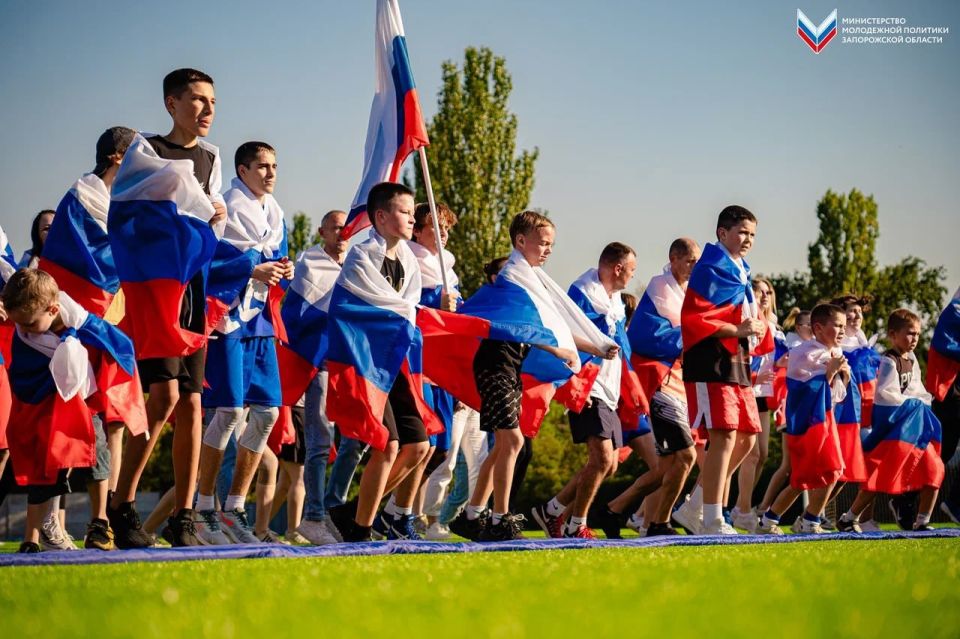 В Мелитополе состоялся патриотический забег, приуроченный ко Дню Государственного флага Российской Федерации! В Мелитополе состоялся патриотический забег, приуроченный ко Дню Государственного флага Российской Федерации!