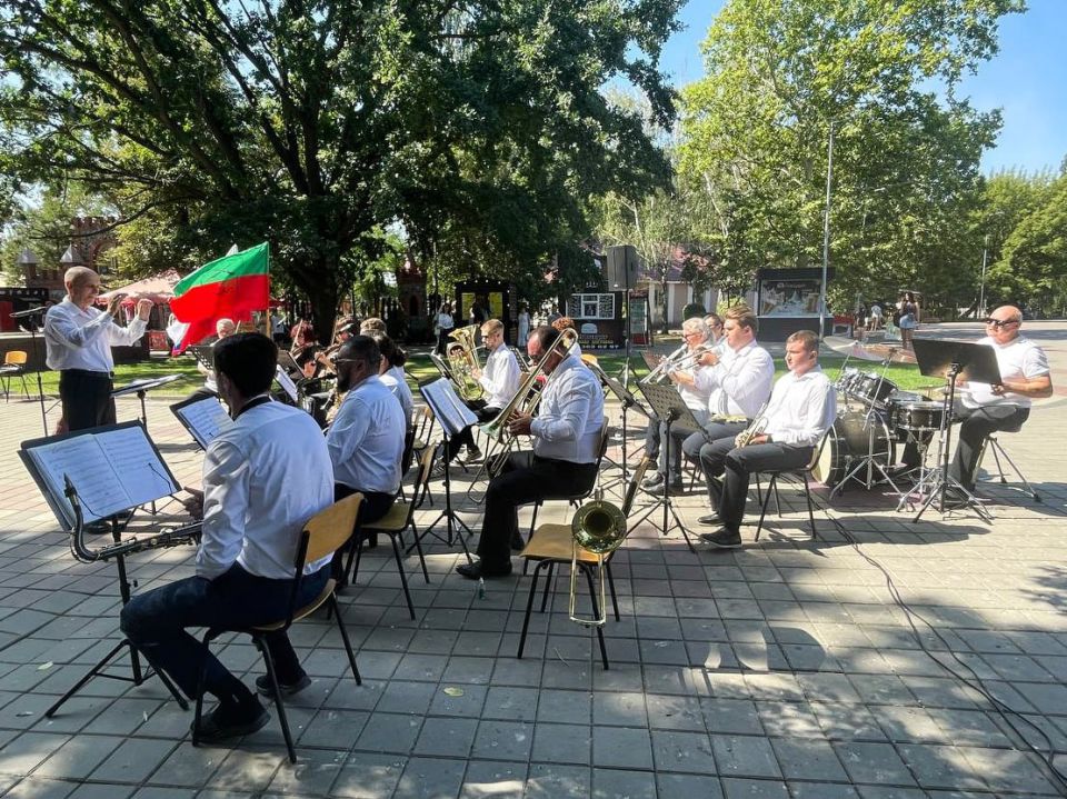 Духовой оркестр поздравил жителей Мелитополя с Днем флага России