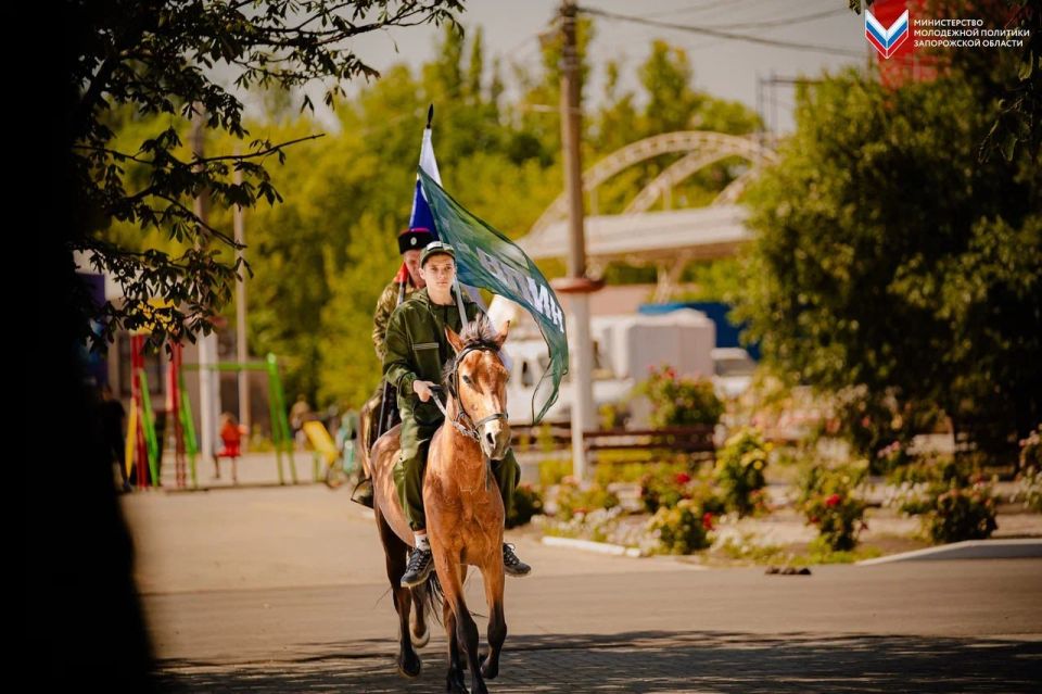 Конная проходка, приуроченная ко Дню Государственного флага Российской Федерации