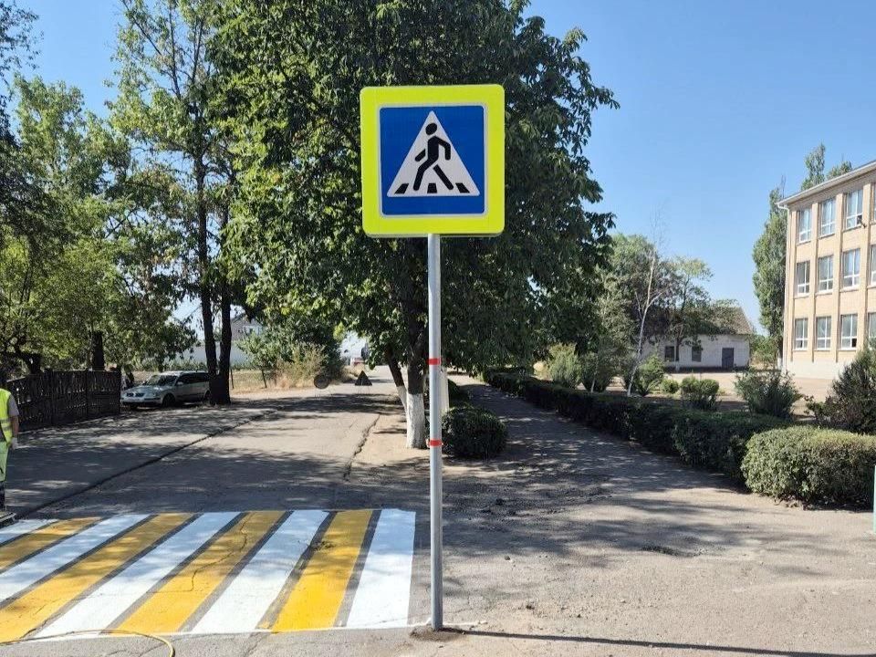 В Мелитополе наносят разметку около школ