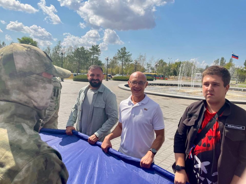 Депутаты Законодательного Собрания Запорожской области присоединились к масштабной акции, приняв участие в развертывании огромного полотнища российского триколора