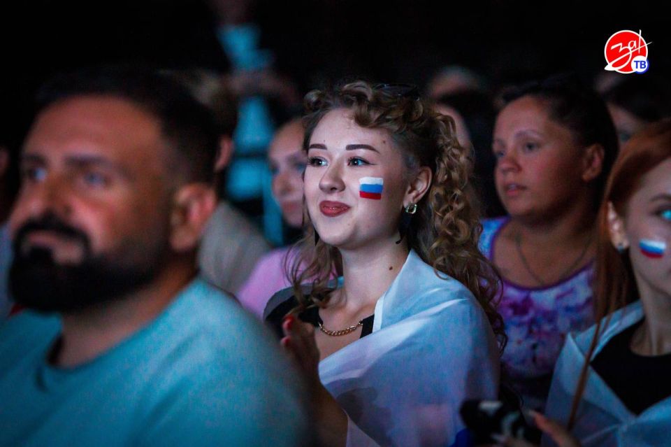 В Запорожской области состоялся праздничный концерт, посвящённый Дню государственного флага Российской Федерации В Запорожской области состоялся праздничный концерт, посвящённый Дню государственного флага Российской Федерации