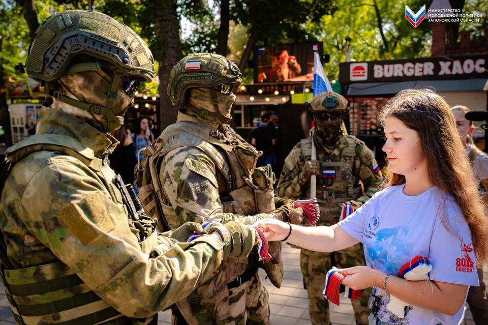 В Мелитополе состоялась раздача ленты триколор, в рамках акции «Российский триколор» В Мелитополе состоялась раздача ленты триколор, в рамках акции «Российский триколор»