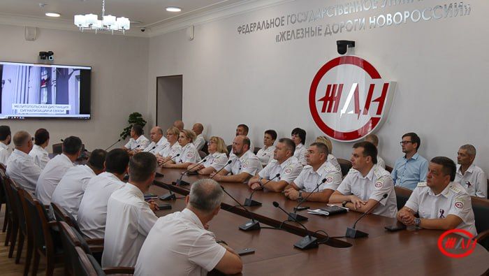 #ПодОднимФлагом. Сегодня, 22 августа, на торжестве, посвященном Дню Государственного флага Российской Федерации, генеральный директор ФГУП «ЖДН» Андрей Казаков поздравил работников Донецкого, Луганского... #ПодОднимФлагом. Сегодня, 22 августа, на торжестве, посвященном Дню Государственного флага Российской Федерации, генеральный директор ФГУП «ЖДН» Андрей Казаков поздравил работников Донецкого, Луганского...