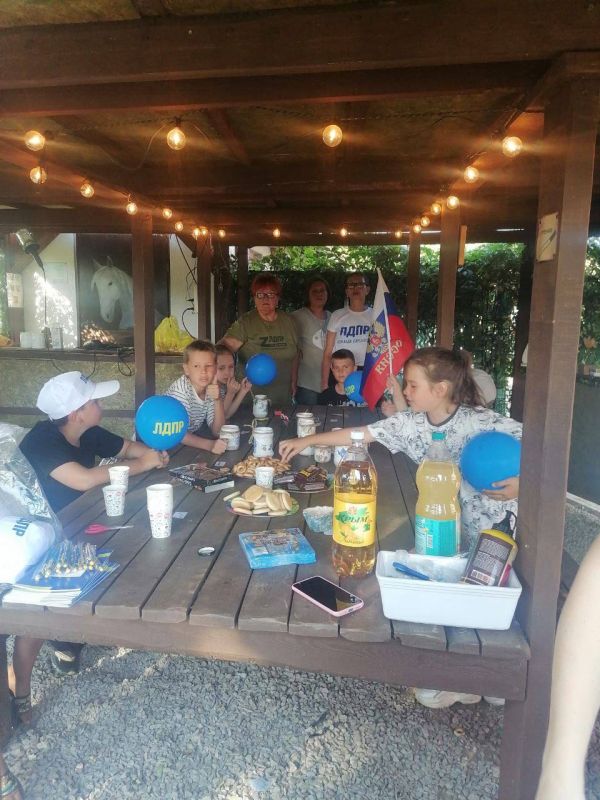 Активисты ЛДПР Бердянского района поздравили земляков с Днём Государственного флага России Активисты ЛДПР Бердянского района поздравили земляков с Днём Государственного флага России