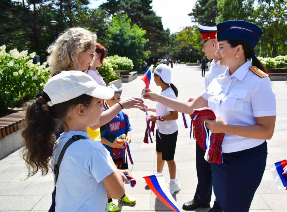 Офицеры Следственного комитета присоединились к патриотическим акциям, приуроченным ко Дню Государственного флага России Офицеры Следственного комитета присоединились к патриотическим акциям, приуроченным ко Дню Государственного флага России