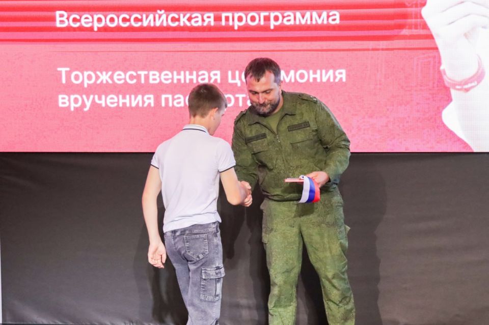 Первый заместитель руководителя следственного управления СК России по Запорожской области вручил жителям Мелитополя паспорта Первый заместитель руководителя следственного управления СК России по Запорожской области вручил жителям Мелитополя паспорта