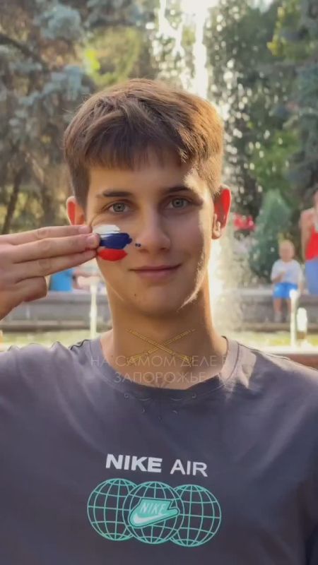 В честь Дня государственного флага России жителям Мелитополя поднимали настроение шариками в цветах триколора!