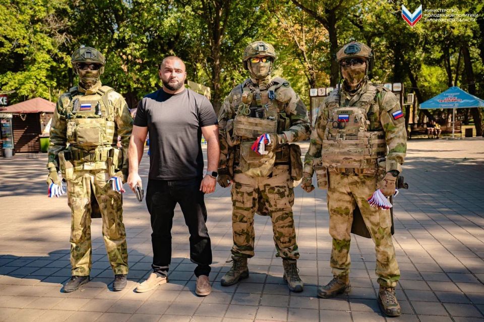 В Мелитополе состоялась раздача ленты триколор, в рамках акции «Российский триколор» В Мелитополе состоялась раздача ленты триколор, в рамках акции «Российский триколор»