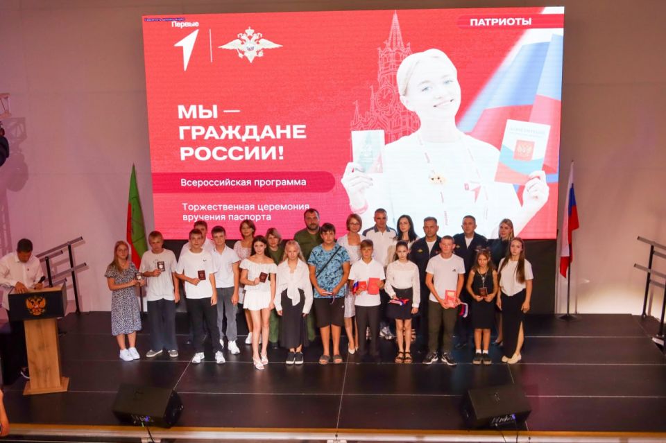 Первый заместитель руководителя следственного управления СК России по Запорожской области вручил жителям Мелитополя паспорта Первый заместитель руководителя следственного управления СК России по Запорожской области вручил жителям Мелитополя паспорта