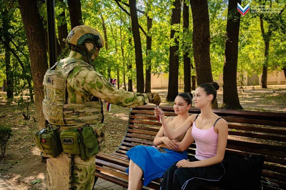 В Мелитополе состоялась раздача ленты триколор, в рамках акции «Российский триколор» В Мелитополе состоялась раздача ленты триколор, в рамках акции «Российский триколор»