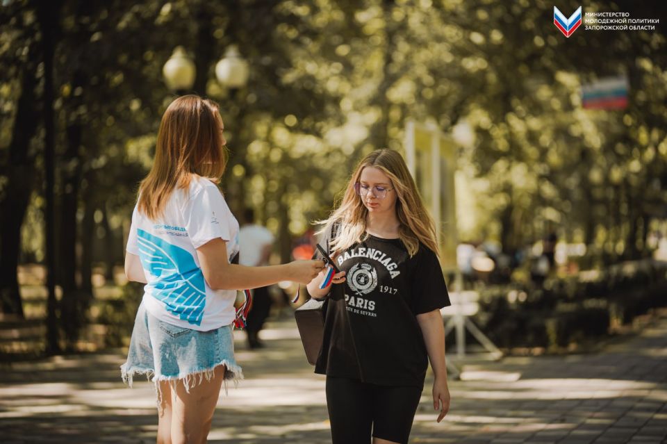 В Мелитополе состоялась раздача ленты триколор, в рамках акции «Российский триколор» В Мелитополе состоялась раздача ленты триколор, в рамках акции «Российский триколор»