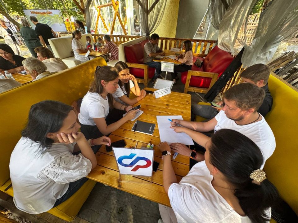 В городском парке имени Горького состоялось праздничное мероприятие, приуроченное ко Дню Государственного флага Российской Федерации В городском парке имени Горького состоялось праздничное мероприятие, приуроченное ко Дню Государственного флага Российской Федерации