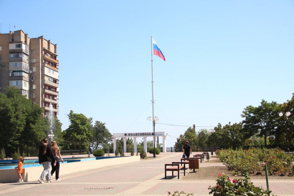 Триколор обновили на главной площади Мелитополя в честь Дня флага