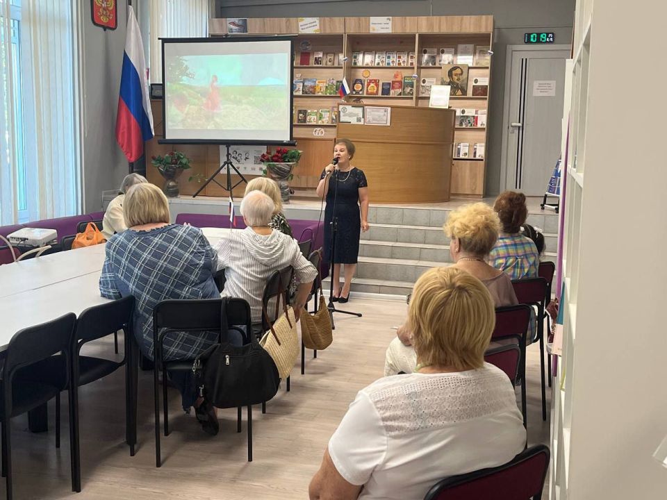 В библиотеке имени М. Ю. Лермонтова прошло патриотическое мероприятие, приуроченное ко Дню Государственного флага Российской Федерации — «Символ чести, славы и свободы»