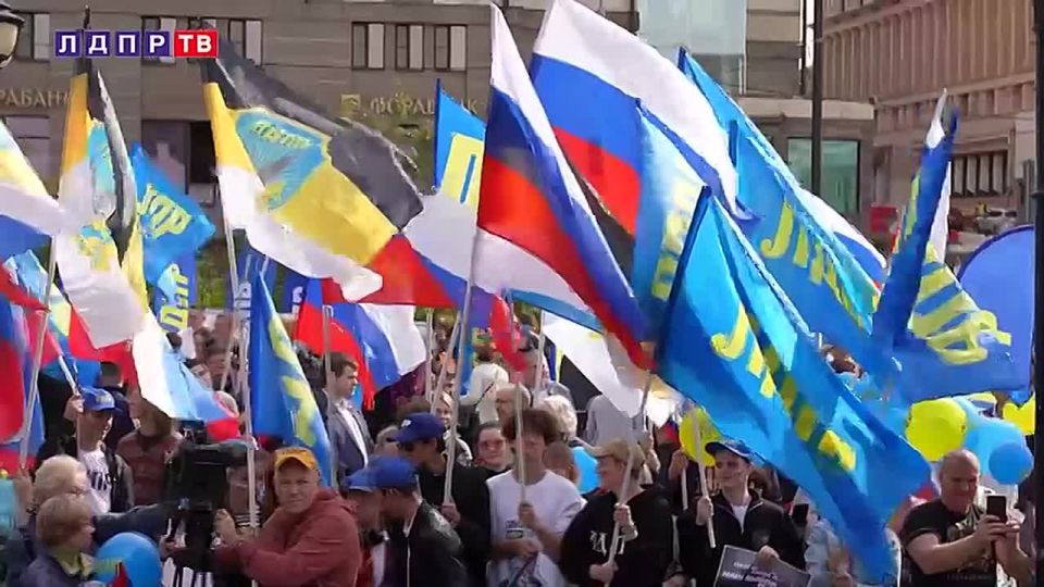 В День Государственного флага России Председатель ЛДПР предложил размещать триколор на документах и денежных банкнотах