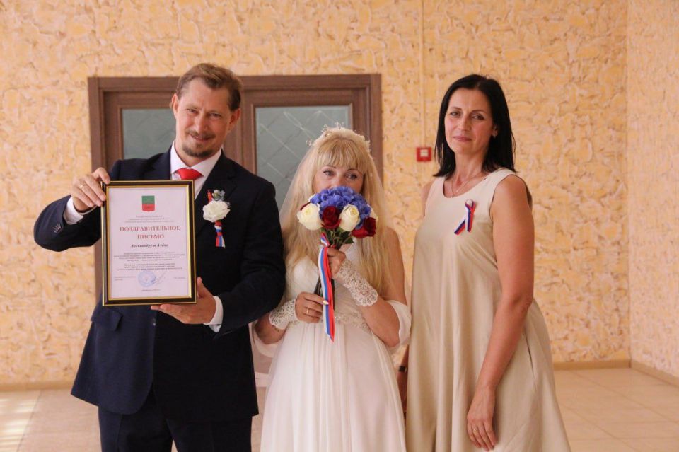 В Мелитополе поздравили юбиляров супружеской жизни В Мелитополе поздравили юбиляров супружеской жизни