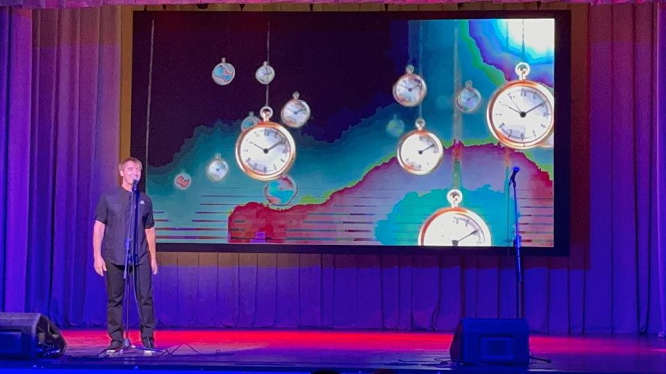 МКУ "Управление культуры, спорта и молодежной политики" администрации го Мелитополь организовали   Во Дворце культуры железнодорожников праздничный концерт "Честь и слава Российского флага"