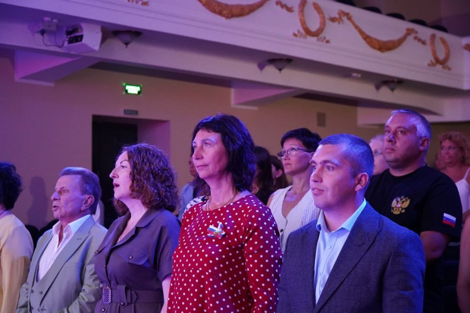 Во Дворце культуры железнодорожников состоялся торжественный концерт, посвящённый Дню Государственного флага Российской Федерации Во Дворце культуры железнодорожников состоялся торжественный концерт, посвящённый Дню Государственного флага Российской Федерации