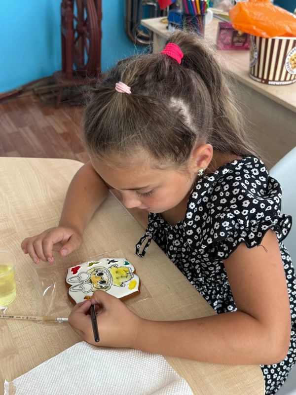 В Доме культуры с. Новобогдановка для участников проекта «Академия жизни» прошёл мастер-класс по росписи пряников от Молодёжного совета при администрации Мелитопольского округа В Доме культуры с. Новобогдановка для участников проекта «Академия жизни» прошёл мастер-класс по росписи пряников от Молодёжного совета при администрации Мелитопольского округа