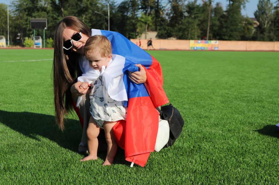 В честь Дня Государственного флага РФ команда запорожского филиала фонда «Защитники Отечества», ветераны СВО, их дети и активисты фонда «Здоровое Отечество» провели в Мелитополе «триколорный» забег В честь Дня Государственного флага РФ команда запорожского филиала фонда «Защитники Отечества», ветераны СВО, их дети и активисты фонда «Здоровое Отечество» провели в Мелитополе «триколорный» забег