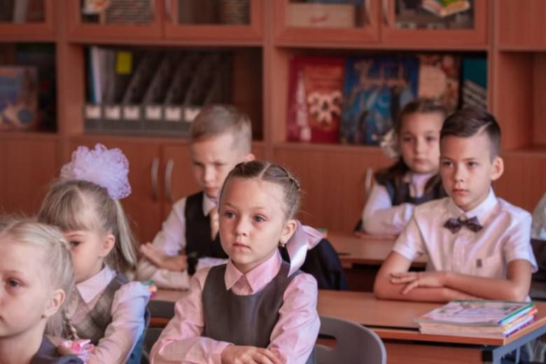 Список из 17 обязательных предметов в школах на 2026/27 год утвердило Минпросвещения