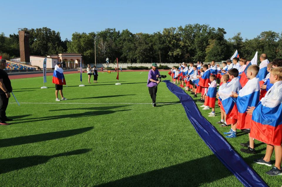 В честь Дня Государственного флага РФ команда запорожского филиала фонда «Защитники Отечества», ветераны СВО, их дети и активисты фонда «Здоровое Отечество» провели в Мелитополе «триколорный» забег В честь Дня Государственного флага РФ команда запорожского филиала фонда «Защитники Отечества», ветераны СВО, их дети и активисты фонда «Здоровое Отечество» провели в Мелитополе «триколорный» забег