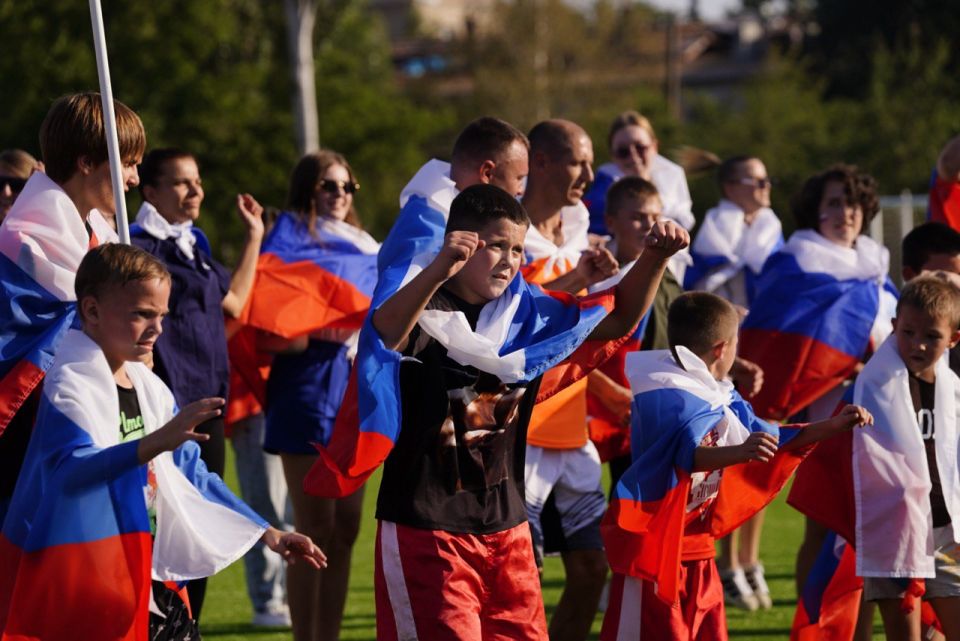 В честь Дня Государственного флага РФ команда запорожского филиала фонда «Защитники Отечества», ветераны СВО, их дети и активисты фонда «Здоровое Отечество» провели в Мелитополе «триколорный» забег В честь Дня Государственного флага РФ команда запорожского филиала фонда «Защитники Отечества», ветераны СВО, их дети и активисты фонда «Здоровое Отечество» провели в Мелитополе «триколорный» забег
