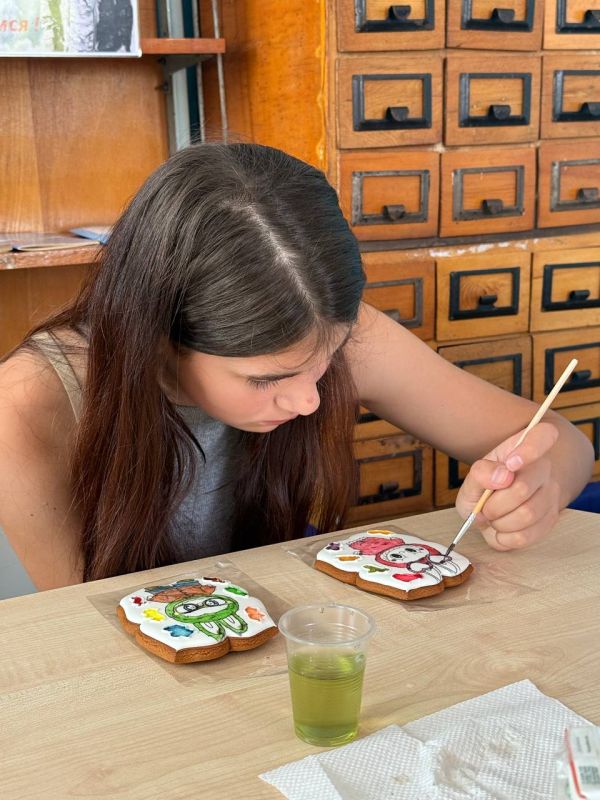 В Доме культуры с. Новобогдановка для участников проекта «Академия жизни» прошёл мастер-класс по росписи пряников от Молодёжного совета при администрации Мелитопольского округа