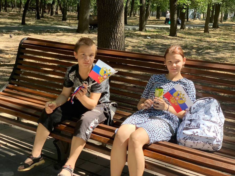 Сотрудники МКУ «Управление культуры, спорта и молодежной политики» г.о. Мелитополь совместно с Администрацией городского округа Мелитополь, Волонтёрами-медиками, Движением Первых, Волонтёрской Ротой, партией «Единая Россия»... Сотрудники МКУ «Управление культуры, спорта и молодежной политики» г.о. Мелитополь совместно с Администрацией городского округа Мелитополь, Волонтёрами-медиками, Движением Первых, Волонтёрской Ротой, партией «Единая Россия»...