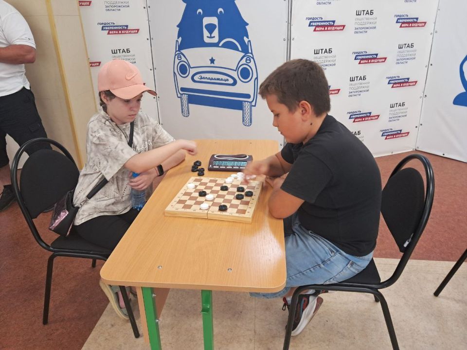 К празднику День государственного флага РФ на базе штаба общественной поддержки «Единая Россия» прошел турнир по русским шашкам К празднику День государственного флага РФ на базе штаба общественной поддержки «Единая Россия» прошел турнир по русским шашкам