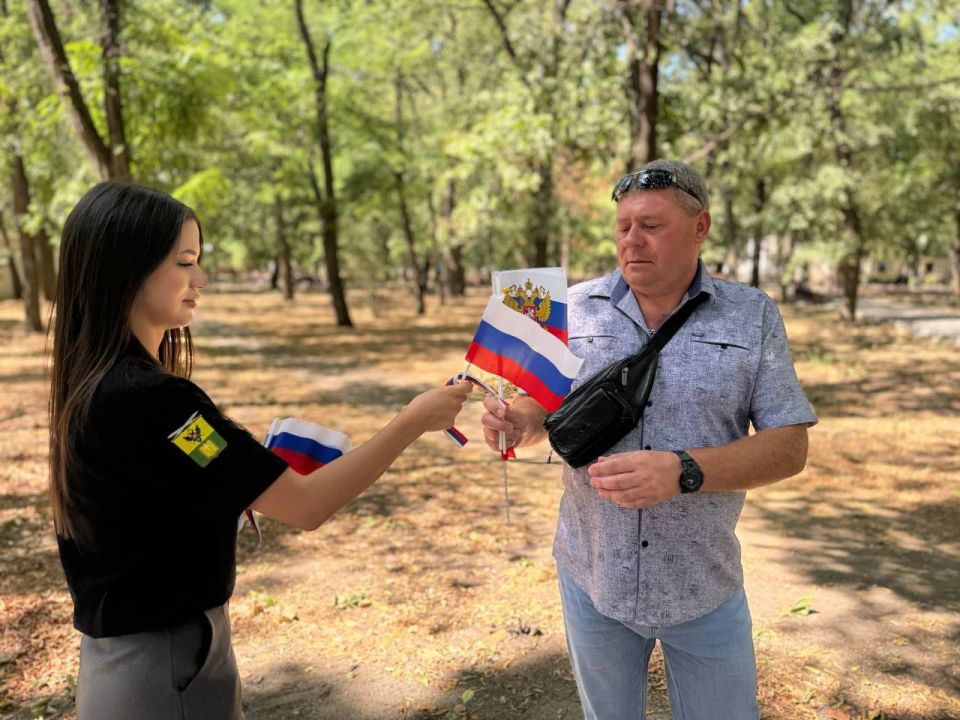 Сотрудники МКУ «Управление культуры, спорта и молодежной политики» г.о. Мелитополь совместно с Администрацией городского округа Мелитополь, Волонтёрами-медиками, Движением Первых, Волонтёрской Ротой, партией «Единая Россия»... Сотрудники МКУ «Управление культуры, спорта и молодежной политики» г.о. Мелитополь совместно с Администрацией городского округа Мелитополь, Волонтёрами-медиками, Движением Первых, Волонтёрской Ротой, партией «Единая Россия»...