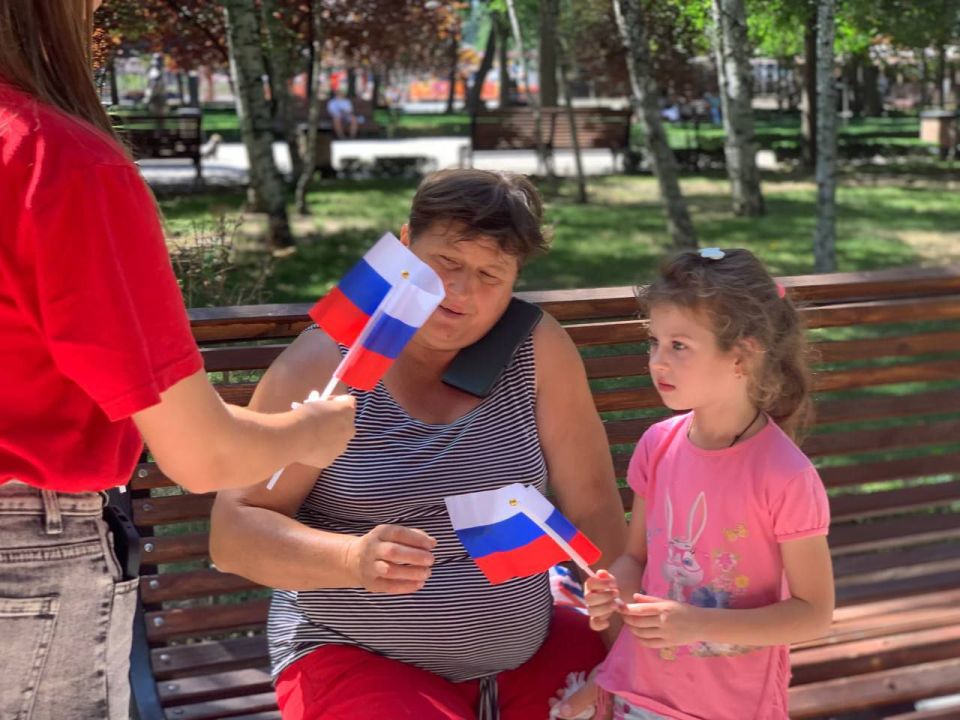 Сотрудники МКУ «Управление культуры, спорта и молодежной политики» г.о. Мелитополь совместно с Администрацией городского округа Мелитополь, Волонтёрами-медиками, Движением Первых, Волонтёрской Ротой, партией «Единая Россия»... Сотрудники МКУ «Управление культуры, спорта и молодежной политики» г.о. Мелитополь совместно с Администрацией городского округа Мелитополь, Волонтёрами-медиками, Движением Первых, Волонтёрской Ротой, партией «Единая Россия»...