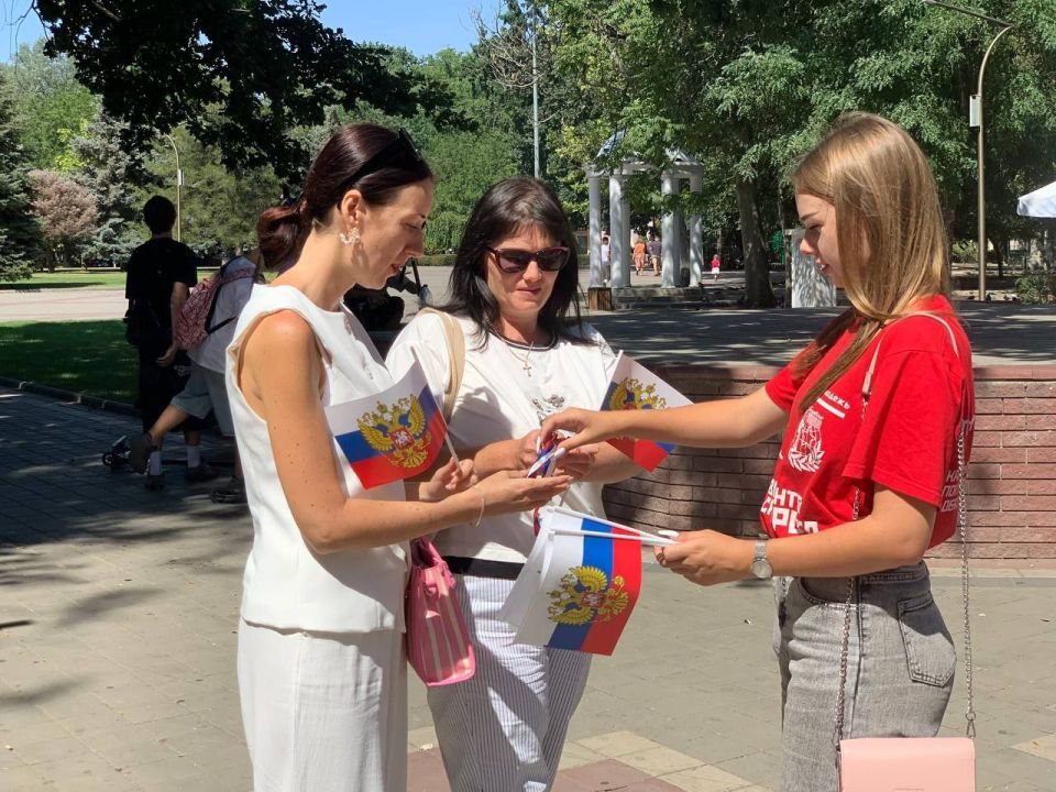 Сотрудники МКУ «Управление культуры, спорта и молодежной политики» г.о. Мелитополь совместно с Администрацией городского округа Мелитополь, Волонтёрами-медиками, Движением Первых, Волонтёрской Ротой, партией «Единая Россия»... Сотрудники МКУ «Управление культуры, спорта и молодежной политики» г.о. Мелитополь совместно с Администрацией городского округа Мелитополь, Волонтёрами-медиками, Движением Первых, Волонтёрской Ротой, партией «Единая Россия»...