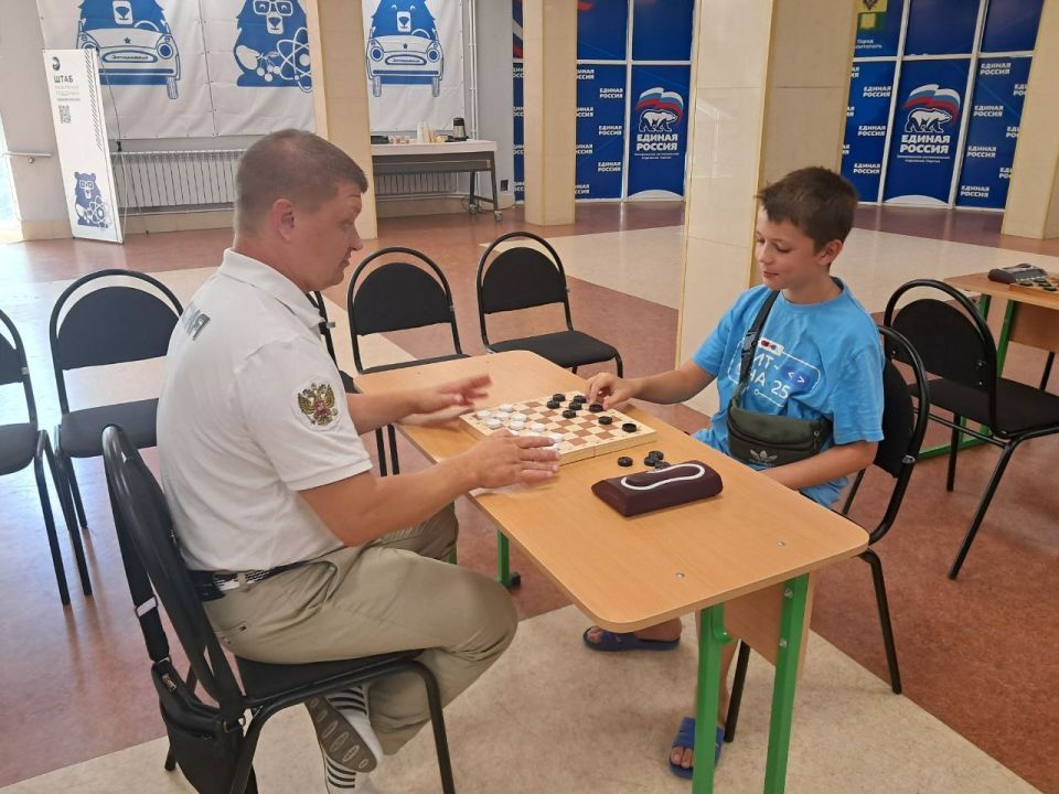 К празднику День государственного флага РФ на базе штаба общественной поддержки «Единая Россия» прошел турнир по русским шашкам К празднику День государственного флага РФ на базе штаба общественной поддержки «Единая Россия» прошел турнир по русским шашкам