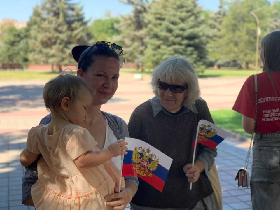 Сотрудники МКУ «Управление культуры, спорта и молодежной политики» г.о. Мелитополь совместно с Администрацией городского округа Мелитополь, Волонтёрами-медиками, Движением Первых, Волонтёрской Ротой, партией «Единая Россия»... Сотрудники МКУ «Управление культуры, спорта и молодежной политики» г.о. Мелитополь совместно с Администрацией городского округа Мелитополь, Волонтёрами-медиками, Движением Первых, Волонтёрской Ротой, партией «Единая Россия»...