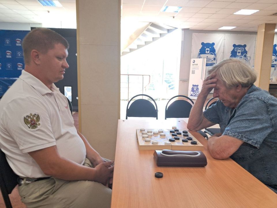 К празднику День государственного флага РФ на базе штаба общественной поддержки «Единая Россия» прошел турнир по русским шашкам К празднику День государственного флага РФ на базе штаба общественной поддержки «Единая Россия» прошел турнир по русским шашкам