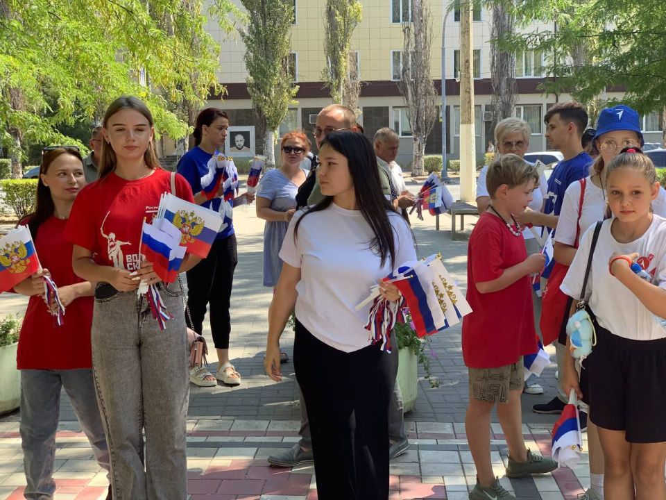 Сотрудники МКУ «Управление культуры, спорта и молодежной политики» г.о. Мелитополь совместно с Администрацией городского округа Мелитополь, Волонтёрами-медиками, Движением Первых, Волонтёрской Ротой, партией «Единая Россия»... Сотрудники МКУ «Управление культуры, спорта и молодежной политики» г.о. Мелитополь совместно с Администрацией городского округа Мелитополь, Волонтёрами-медиками, Движением Первых, Волонтёрской Ротой, партией «Единая Россия»...