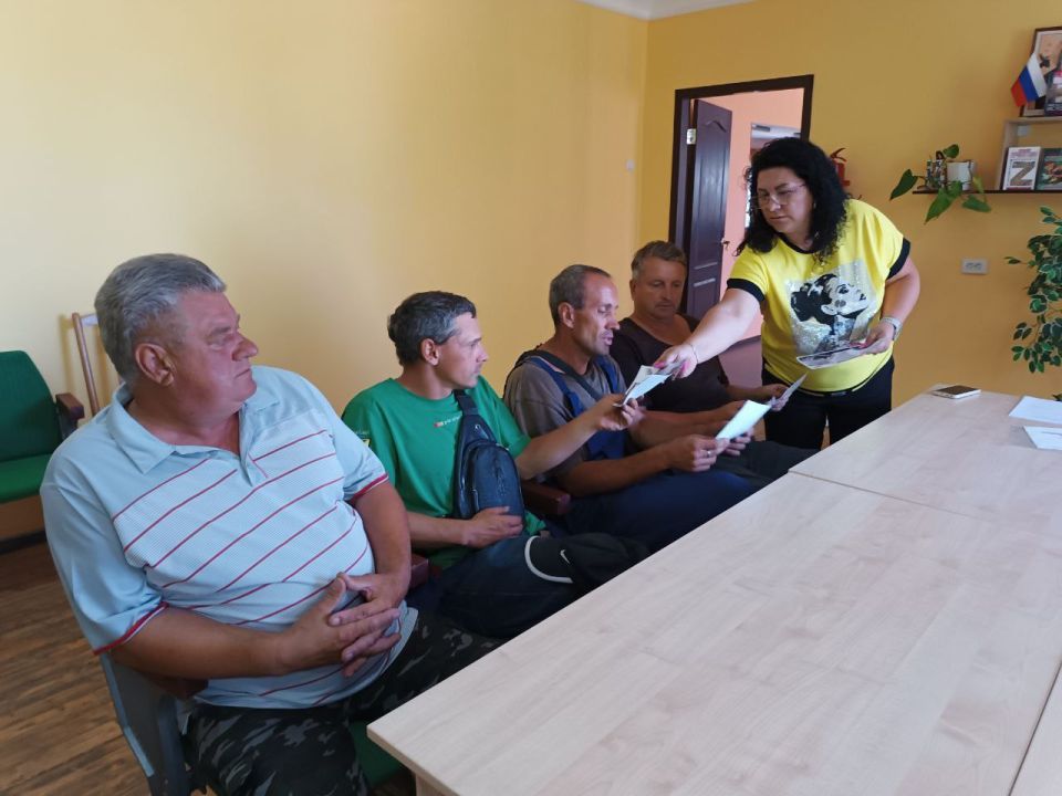 Мы говорим террору – НЕТ!. 25 августа 2025 года в Константиновском ДК совместно с библиотекой прошёл информационный час в рамках профилактики экстремизма и терроризма Для сотрудников и родителей участников творческих... Мы говорим террору – НЕТ!. 25 августа 2025 года в Константиновском ДК совместно с библиотекой прошёл информационный час в рамках профилактики экстремизма и терроризма Для сотрудников и родителей участников творческих...