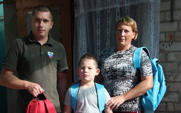 В Мелитополе детям участника СВО вручили рюкзаки и школьные принадлежности