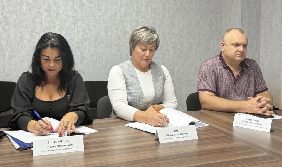 Прошло очередное заседание Мелитопольского окружного совета депутатов первого созыва Прошло очередное заседание Мелитопольского окружного совета депутатов первого созыва