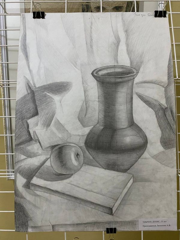 Вот и осень! А это значит, что в Мелитопольской детской художественной школе пахнет не только красками, но и волнением перед новым учебным годом! Вот и осень! А это значит, что в Мелитопольской детской художественной школе пахнет не только красками, но и волнением перед новым учебным годом!