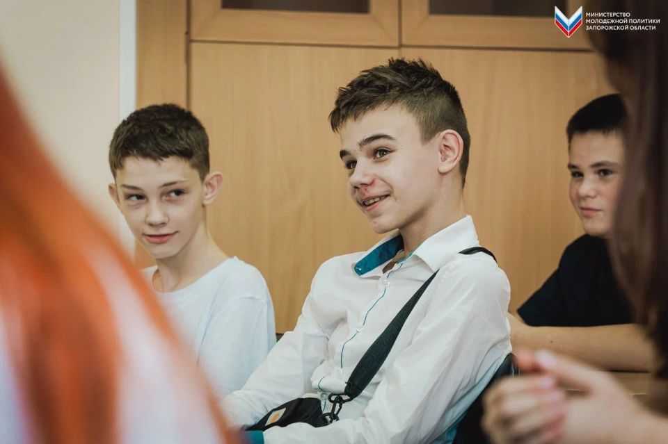 В День знаний для школьников прошли уроки добра: ребятам рассказали о важности добровольчества и о том, как стать добровольцем сегодня В День знаний для школьников прошли уроки добра: ребятам рассказали о важности добровольчества и о том, как стать добровольцем сегодня