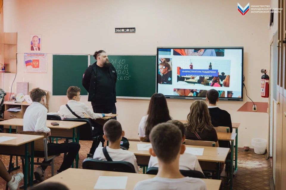 В День знаний для школьников прошли уроки добра: ребятам рассказали о важности добровольчества и о том, как стать добровольцем сегодня В День знаний для школьников прошли уроки добра: ребятам рассказали о важности добровольчества и о том, как стать добровольцем сегодня