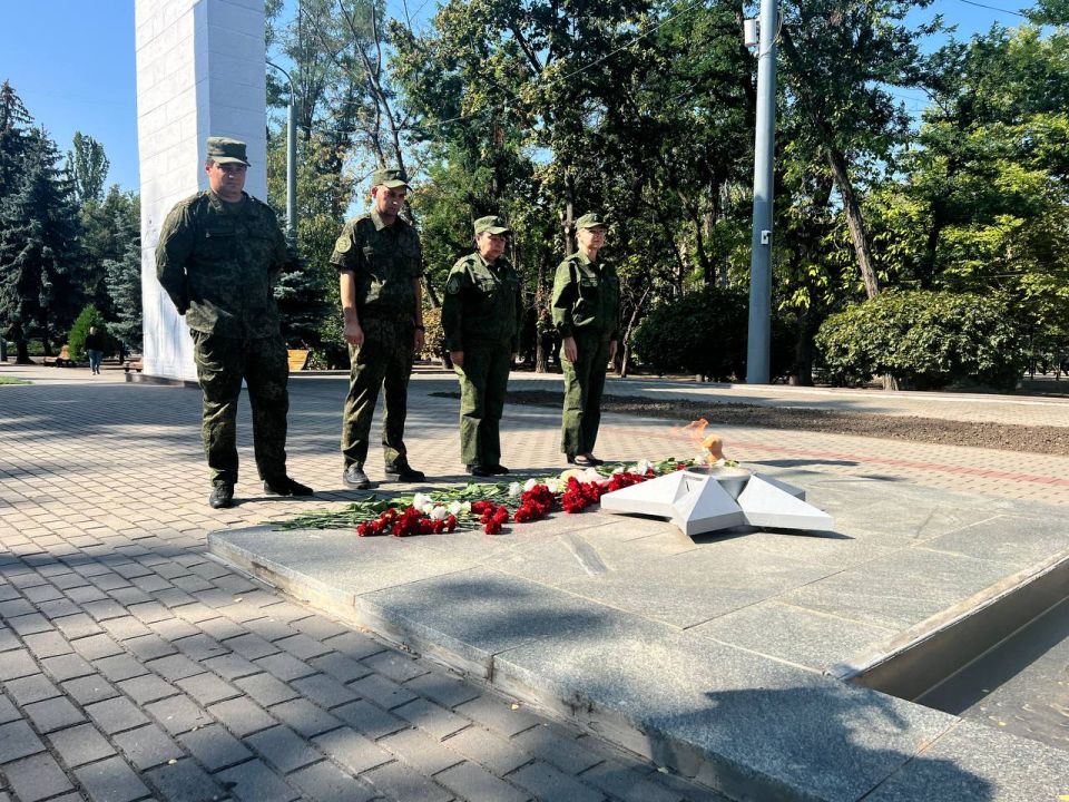 В Мелитополе офицеры регионального управления СК России возложили цветы в память о жертвах Беслана В Мелитополе офицеры регионального управления СК России возложили цветы в память о жертвах Беслана