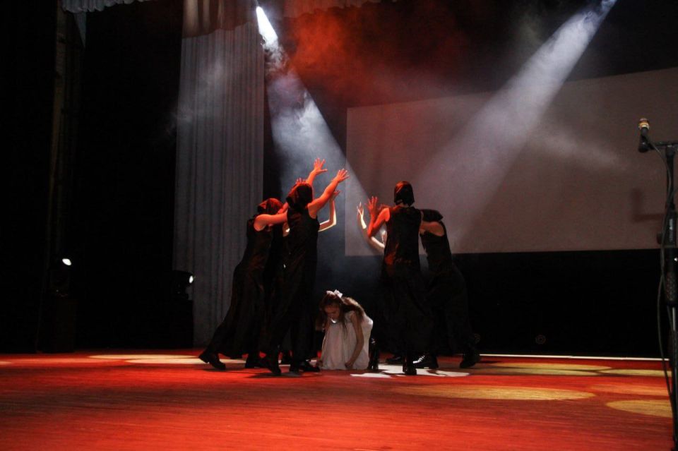 В Мелитополе показали фотовыставку и спектакль к годовщине трагедии в Беслане В Мелитополе показали фотовыставку и спектакль к годовщине трагедии в Беслане