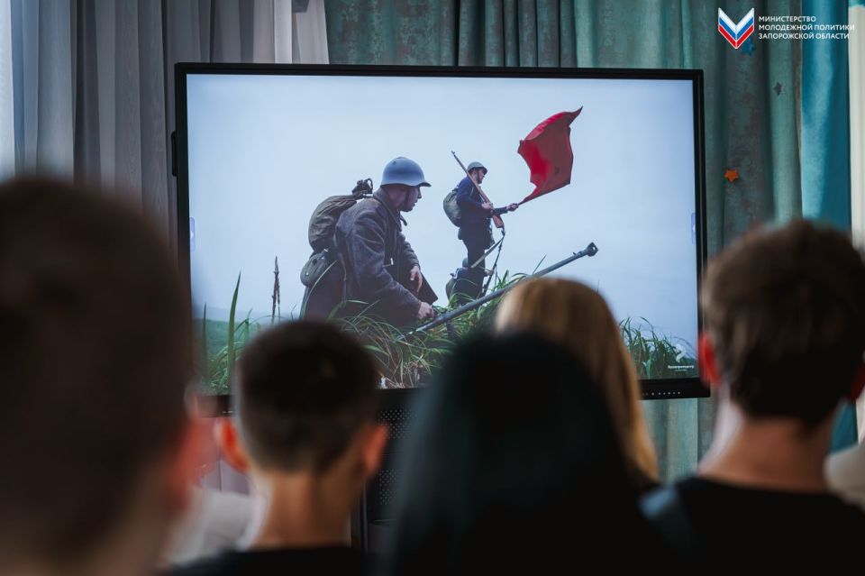 В Мелитополе прошел открытый диалог-урок, приуроченный к 80-й годовщине Победы над милитаристской Японией и окончанию Второй мировой войны В Мелитополе прошел открытый диалог-урок, приуроченный к 80-й годовщине Победы над милитаристской Японией и окончанию Второй мировой войны